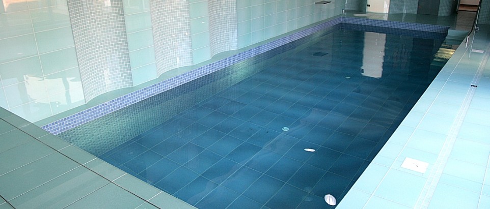 Betonový bazén, skleněný obklad