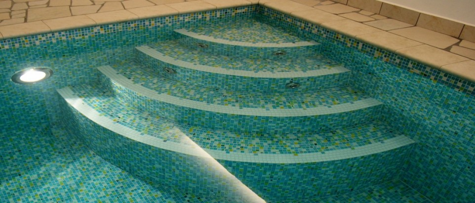 Betonový bazén, skleněná mozaika